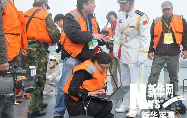 　阅兵尚未开始，新闻战已经打响。4月23日，记者在“郑和”观摩舰甲板上抢占有利机位。